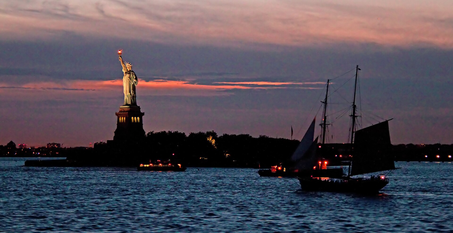 Frihetsgudinnan sedd från Staten Island Ferry i skymningen